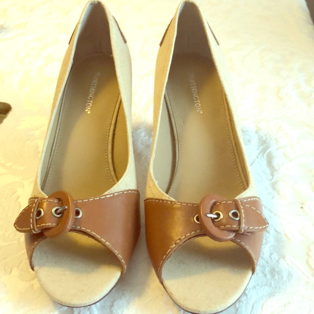 Worthington pumps tan material darker tan leather